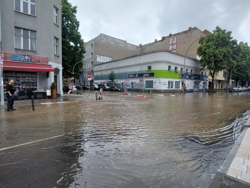 Wegen eines Wasserrohrbruchs geht auf der Sonnenallee in Neukölln gerade nicht viel.