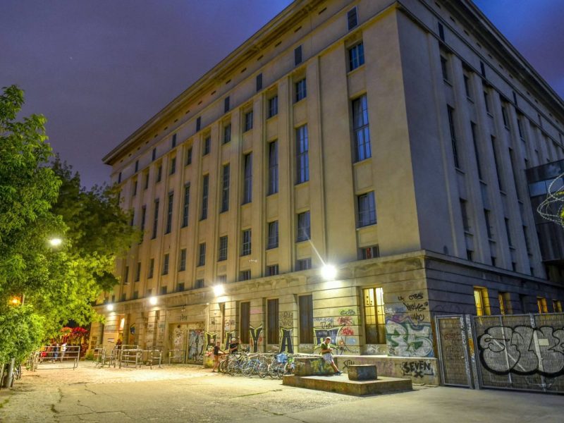 Im Line-Up für die nächste Klubnacht im Berghain ist eine Künstlerin nicht mehr zu finden. Ihr Gig ist abgesagt - der Grund ist ernst
