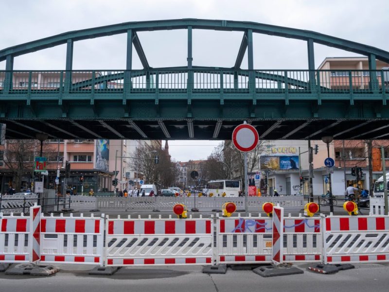Symbolbild. In der Schönhauser Allee in Berlin-Pankow (Prenzlauer Berg) kommt eine weitere Straßensperrung wegen eines Wasserrohrbruchs hinzu.