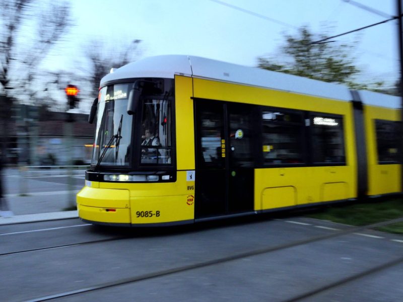 Symbolbild. Der Vorfall ereignete sich im Januar 2024 in der M13, einer Tram der BVG.