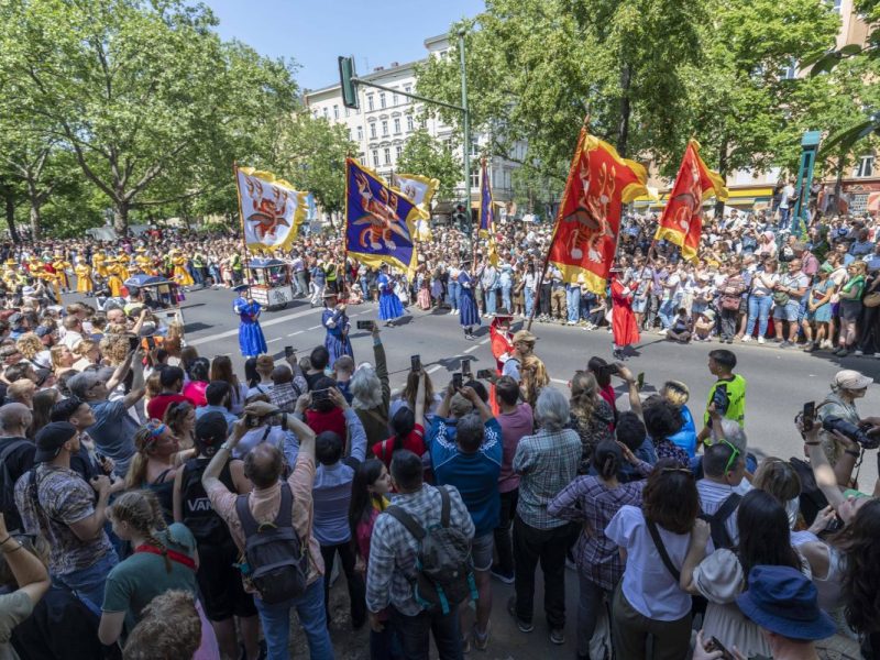 Großer Straßenumzug beim Karneval der Kulturen.