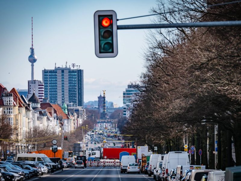 Die Suche nach Wohnungen zur Miete in Berlin bleibt hart. Das zeigen neueste Zahlen von Immoscout24.