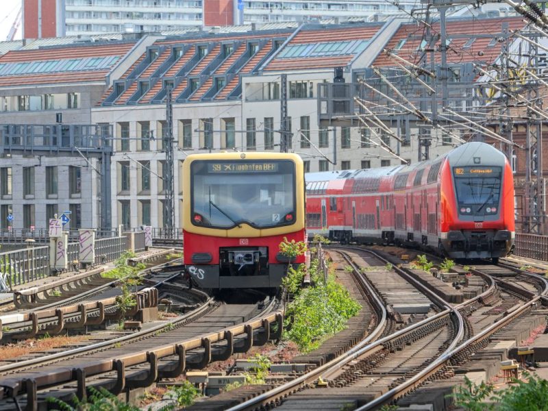 Eisenbahnverkehr am Bahnhof Berlin Friedrichstraße - S-Bahn Berlin.