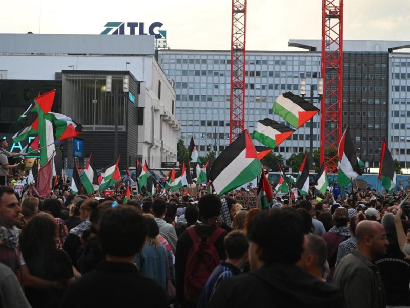 Bei einer Demo in Berlin-Mitte sah man plötzlich den berühmten Arafat Abou Chaker in der Menge.