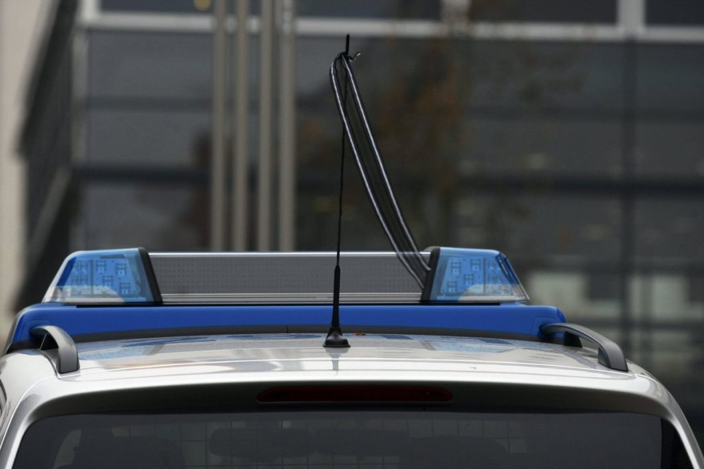 Ein Polizeiauto mit Trauerflor