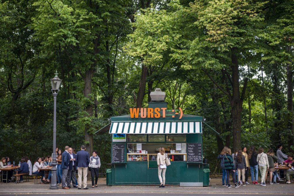 Die Imbissbude am Brandenburger Tor ist eine gute Alternative zu den Wucherpreisen auf der Fanzone der EM in Berlin.