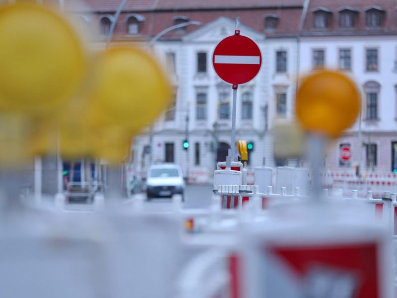 Die Straßenbaustelle nahe dem Alexanderplatz in Berlin geht in die letzte Phase.