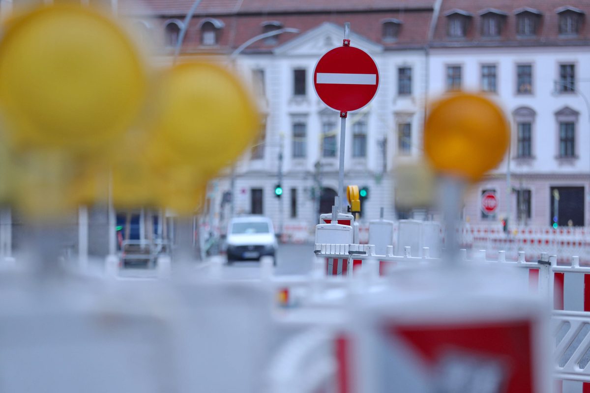 Die Straßenbaustelle nahe dem Alexanderplatz in Berlin geht in die letzte Phase.