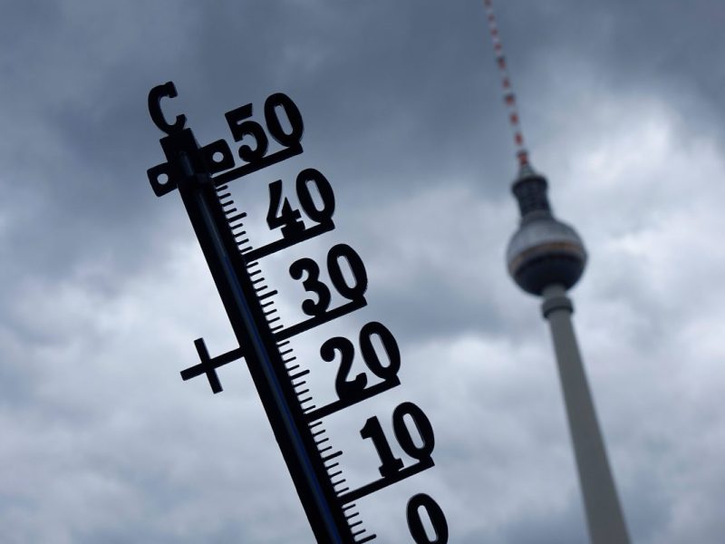 Der Berliner Fernsehturm neben einem Thermometer.