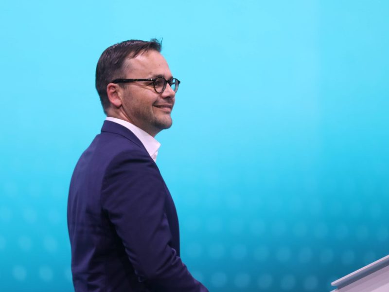 Betrunken auf dem E-Scooter erwischt! Fraktionschef der CDU in Brandenburg, Jan Redmann, wurde mit 1,3 Promille auf einem E-Scooter kontrolliert. Was bedeutet das für die Brandenburg-Wahl?