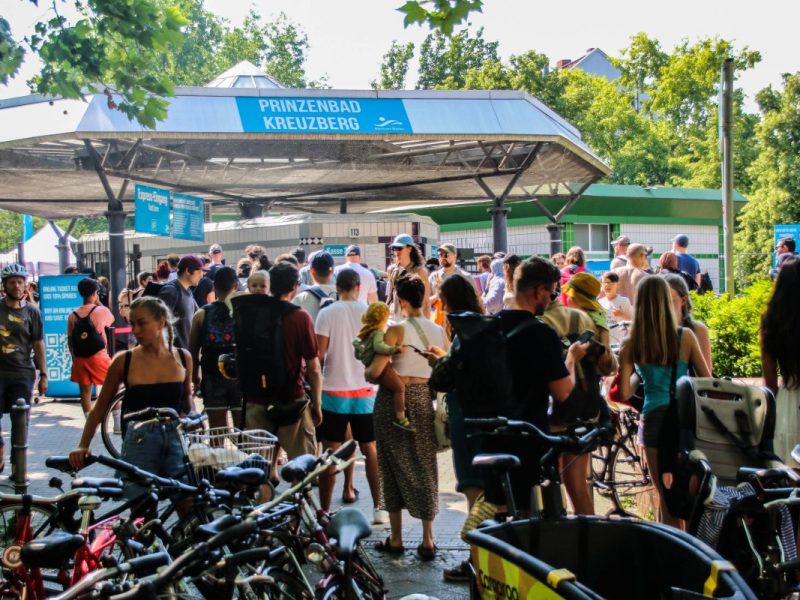 Eine lange Menschenschlange vor dem Freibad Berlin-Kreuzberg.