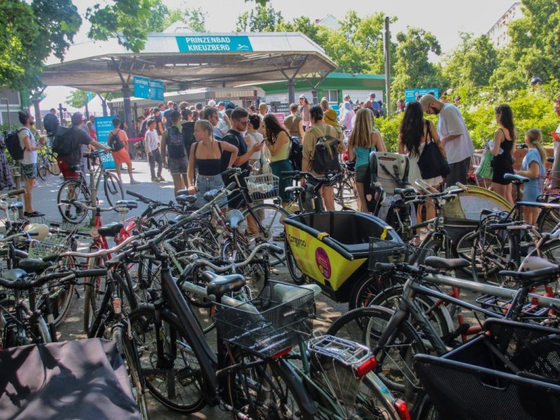 Sehr viele Menschen stehen am Eingang zum Freibad Berlin-Kreuzberg, dem Prinzenbad.