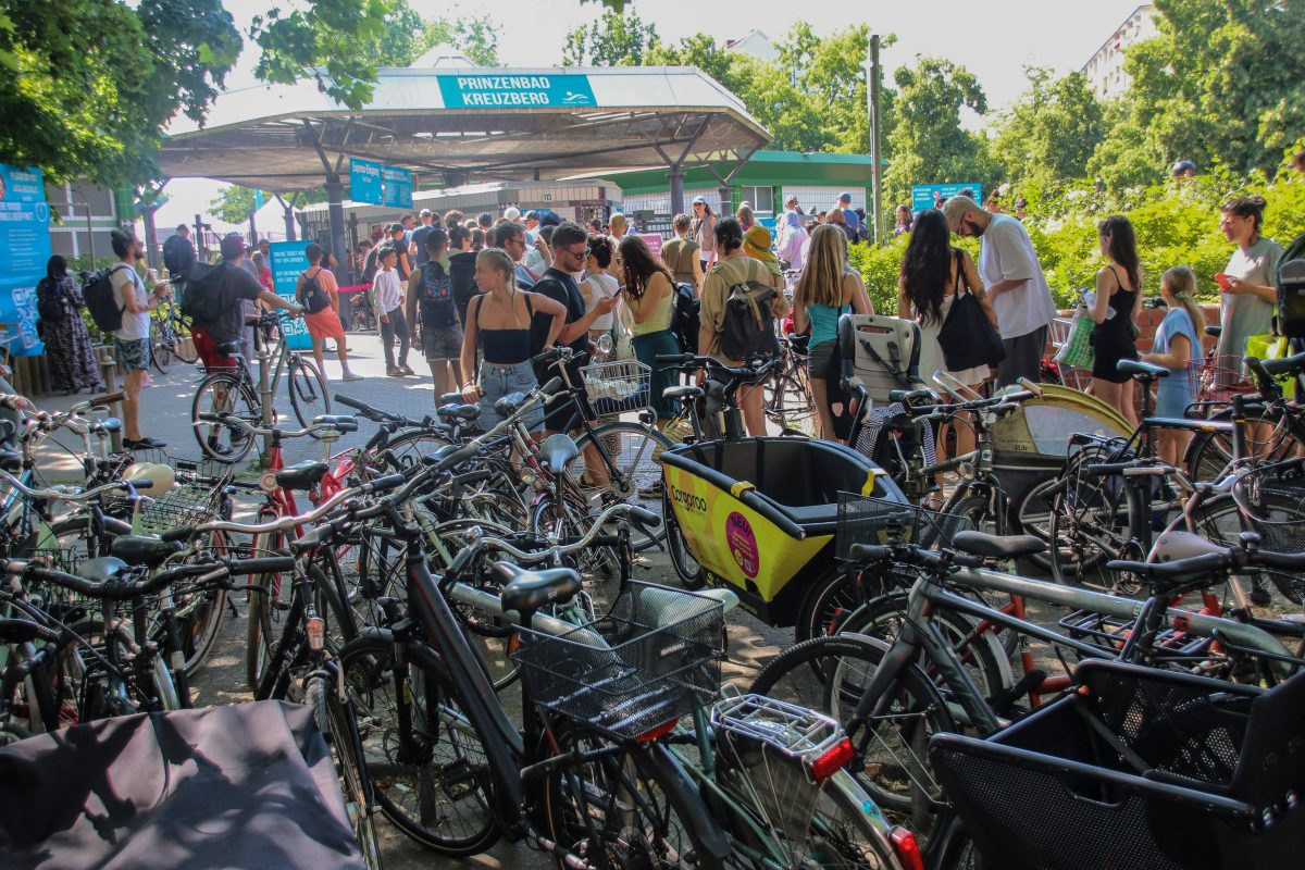 Sehr viele Menschen stehen am Eingang zum Freibad Berlin-Kreuzberg, dem Prinzenbad.