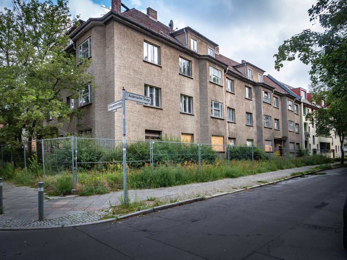 Verfallene Häuser stehen an einer Straße in Berlin-Karlshorst.