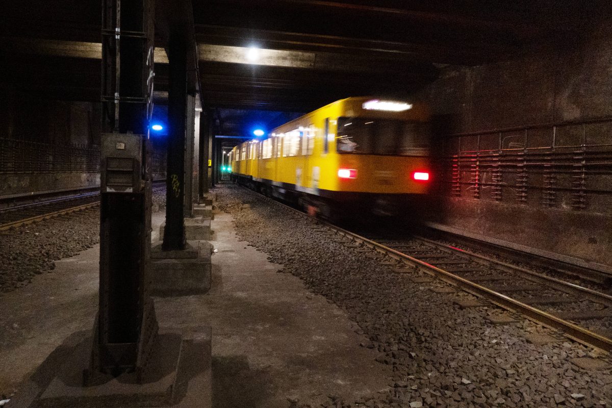 Eine Berliner U-Bahn fährt durch einen Tunnel.