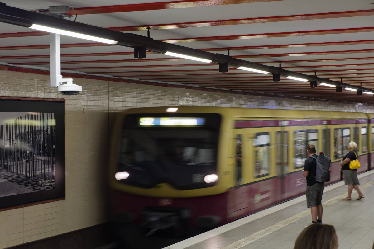 Ein Zug der S-Bahn Berlin fährt in einem Bahnhof ein.