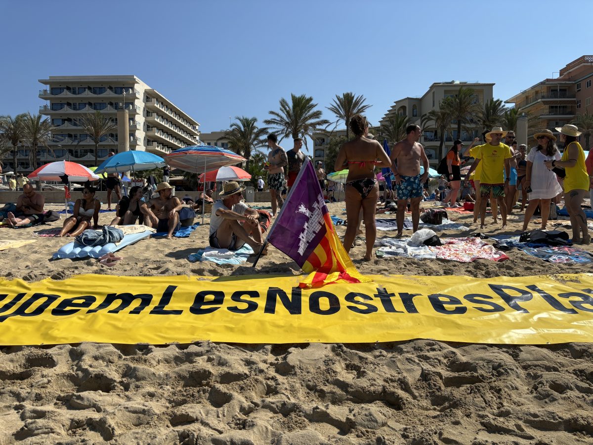 Protest gegen den Massentourismus auf Mallorca am Ballermann 6.