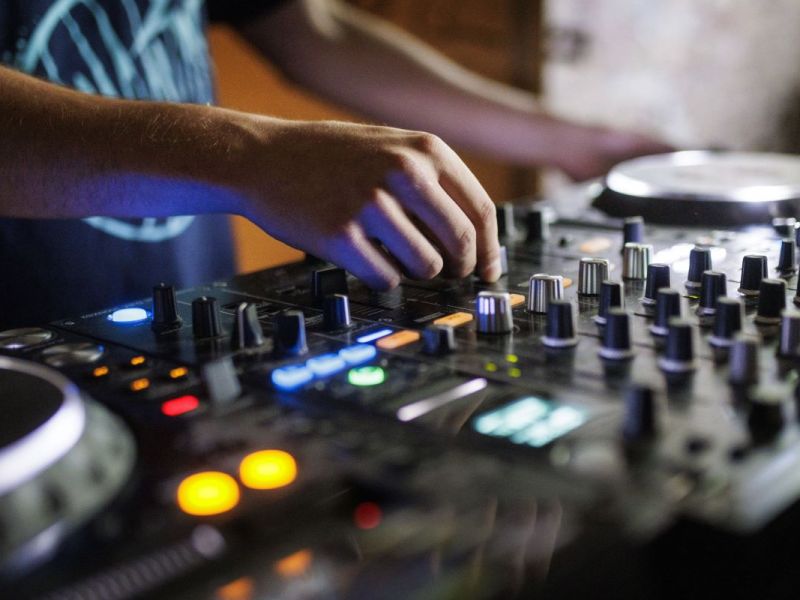 Techno und Clubs werden nicht untergehen in Berlin, findet Musikstar Fritz Kalkbrenner.