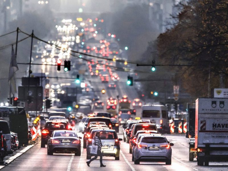Autos auf einer Straße im Zentrum von Berlin