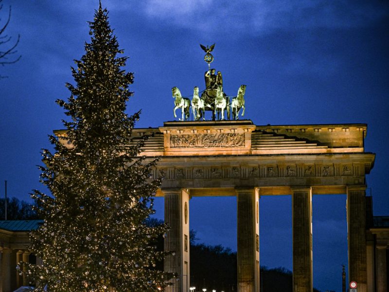 Der Weihnachtsbaum vor dem Brandenburger Tor im letzten Jahr.