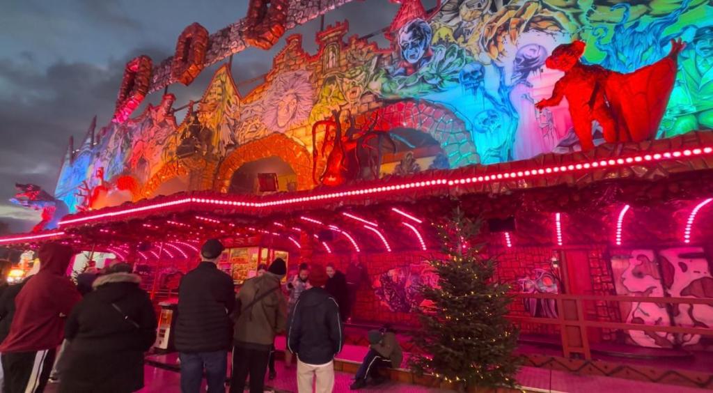 Mitten auf der Lichtenberger Weihnachtszeit steht zwischen anderen Spielbuden eine Geisterbahn.