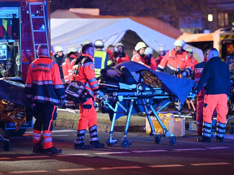 Anschlag auf dem Weihnachtsmarkt Magdeburg: Einsatzkräfte bringen eine verletzte Person zum Rettungswagen.