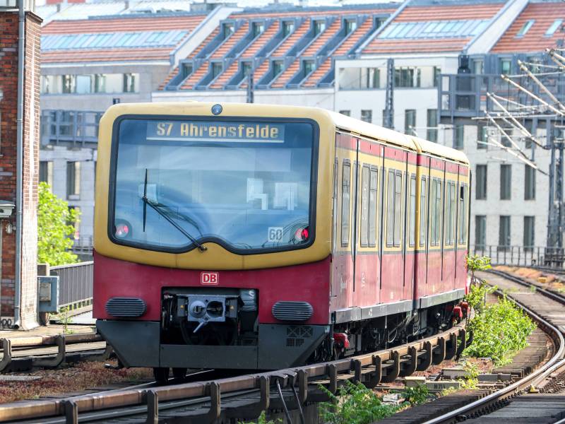 Eine S-Bahn der Linie S7 fährt durch Berlin.