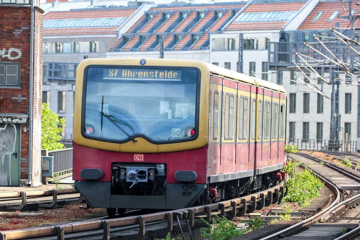 Eine S-Bahn der Linie S7 fÃ¤hrt durch Berlin.