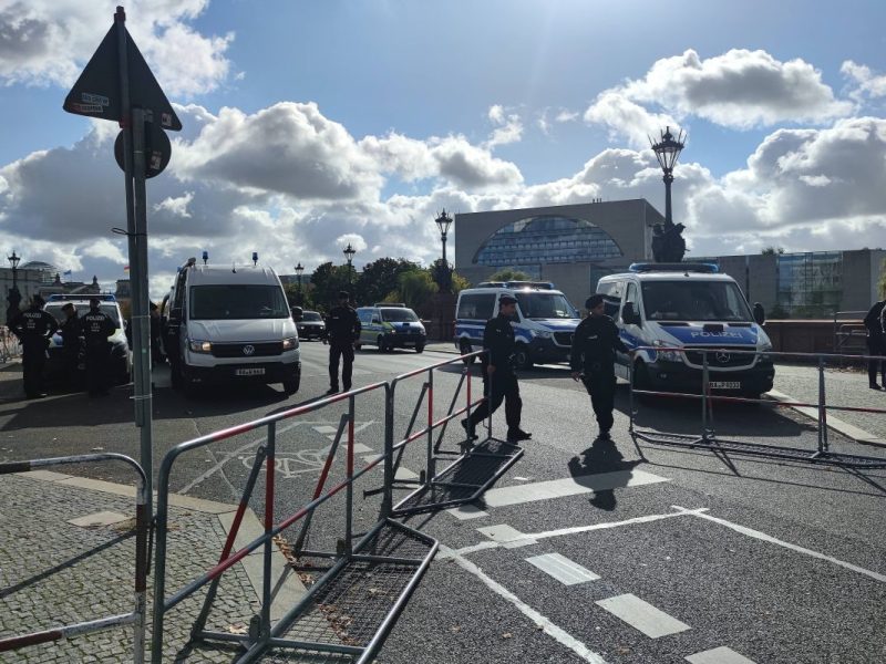 Die Berliner Polizei im Regierungsviertel. (Symbolbild)