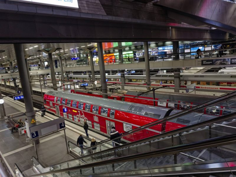 Eine Regionalbahn in Berlin am Hauptbahnhof