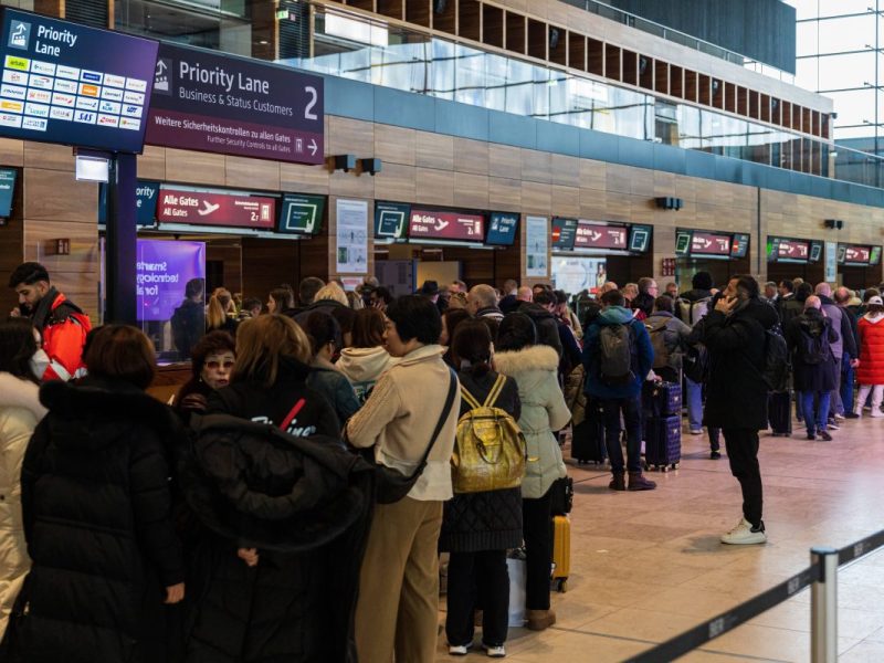 Die Sicherheitskontrolle am Flughafen BER.