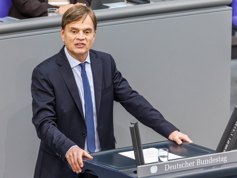 Abstimmung im Bundestag: AfD-Mann hetzt gegen Merz â€“ â€žRaubt Demokratie die Substanzâ€œ