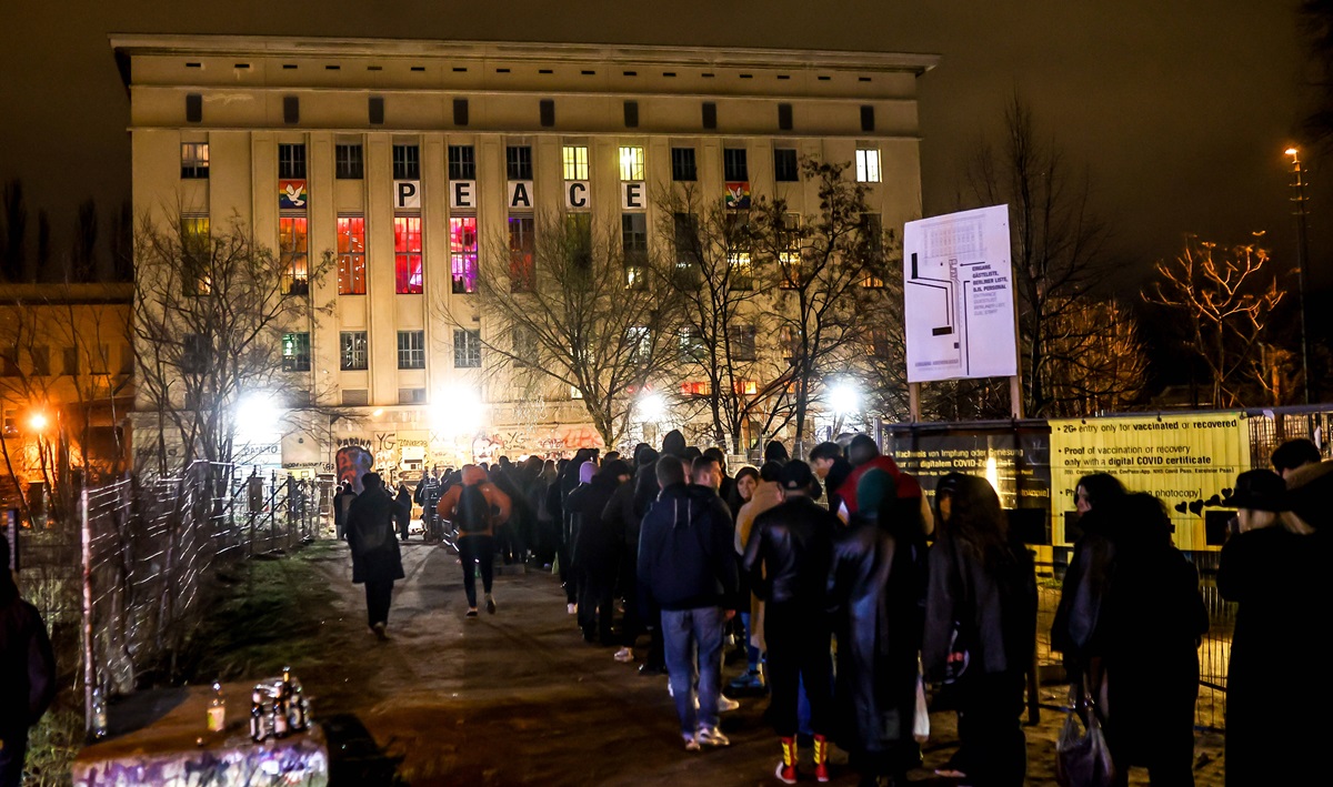 Menschen warten vor dem Club Berghain in Berlin.