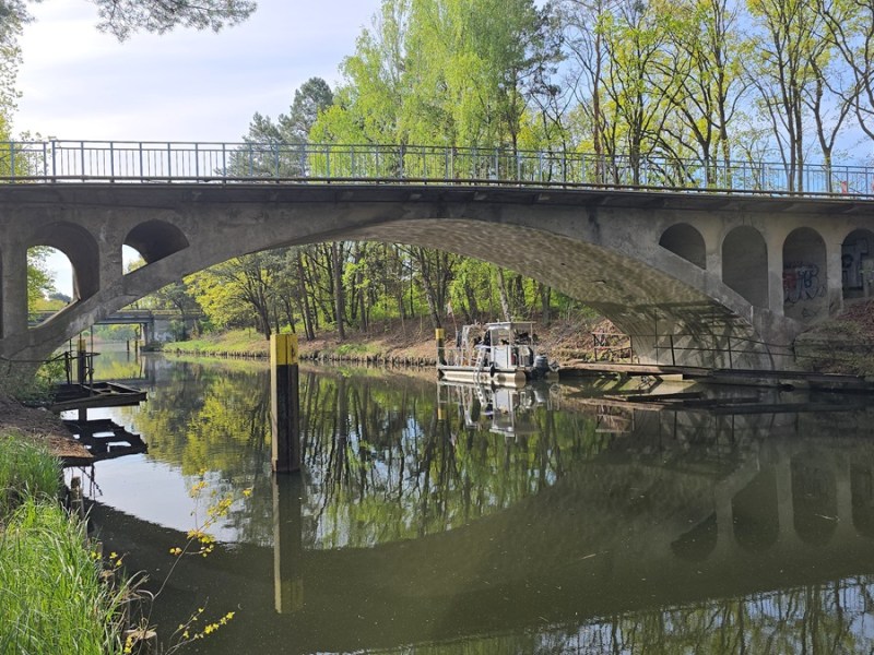 Unter dieser Brücke in Brandenburg fanden Taucher einen menschlichen Schädel.