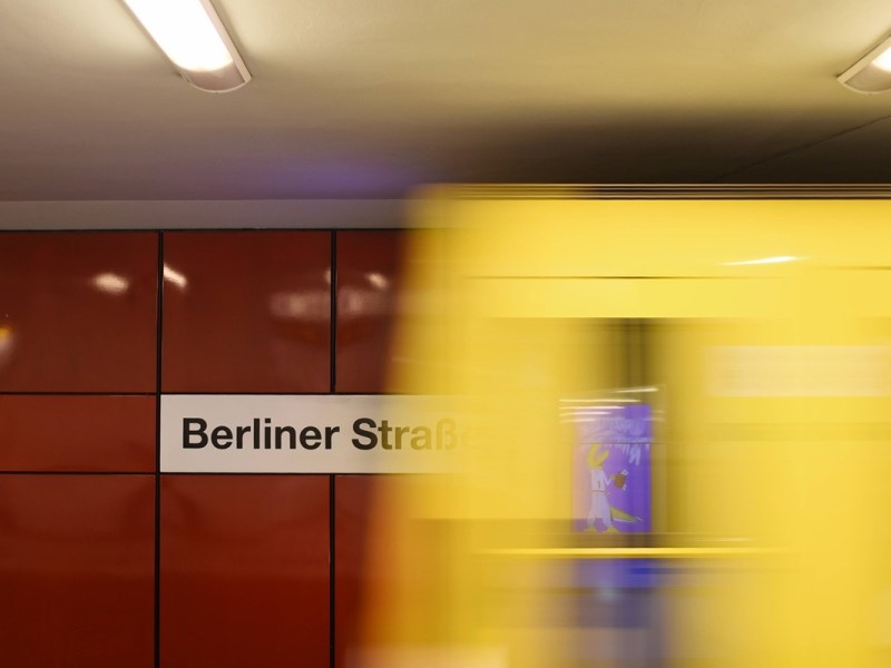 Ein Zug der BVG fährt in den Bahnhof Berliner Straße ein.