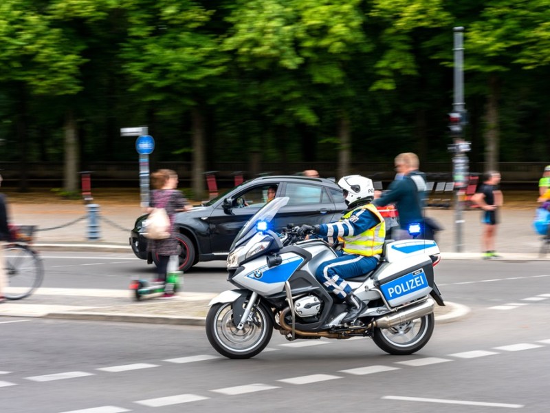 Die Polizei sperrt eine Straße für eine Demo in Berlin ab.