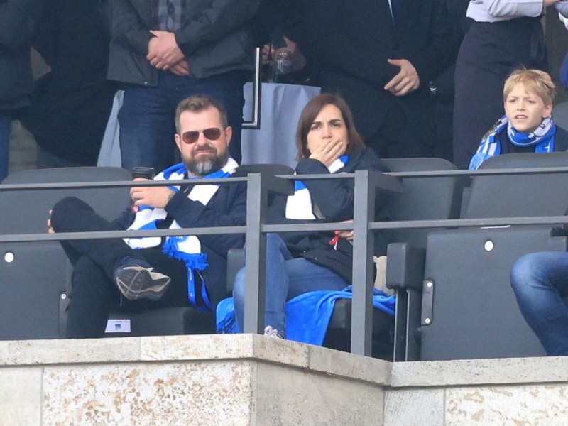 Fabian Drescher, Präsident von Hertha BSC, sitzt auf der Tribüne des Olympiastadions.