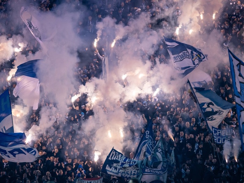 Fans von Hertha BSC zünden beim Spiel gegen Magdeburg Pyrotechnik.
