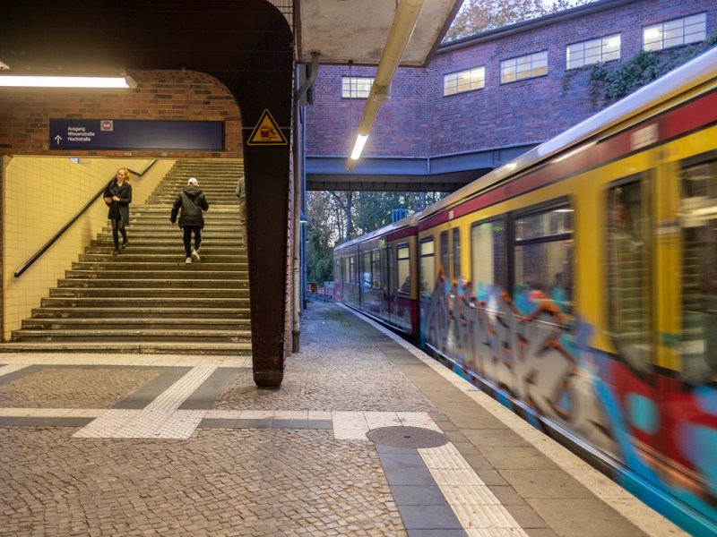 Ein Zug der S-Bahn Berlin steht im Bahnhof Humboldthain.