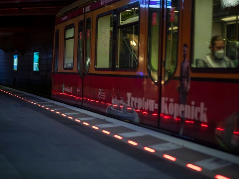 Ein Zug der S-Bahn Berlin hält im Bahnhof.
