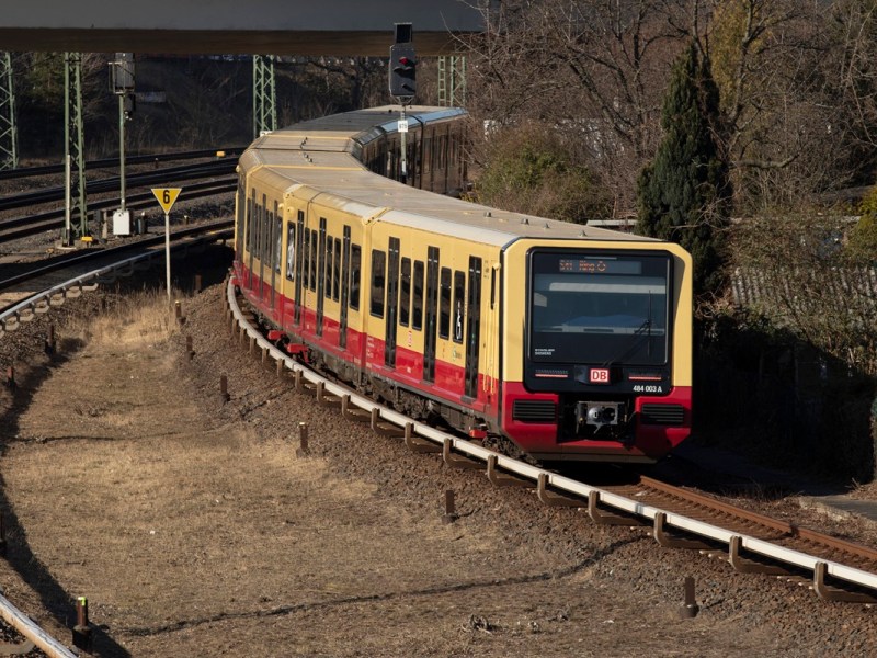 Ein Zug der S-Bahn Berlin fährt eine Kurve.