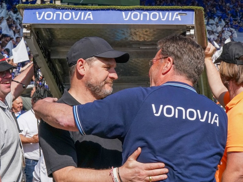 Steffen Baumgart, Trainer von Union Berlin, begrüßt seinen Bochumer Kollegen Hecking.