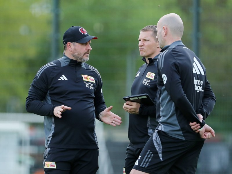 Steffen Baumgart, Coach von Union Berlin, berät sich mit seinem Trainerteam.