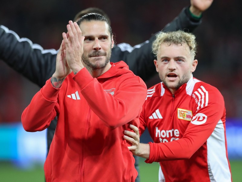 Trimmel und Hollerbach von Union Berlin nach dem Spiel gegen Stuttgart.