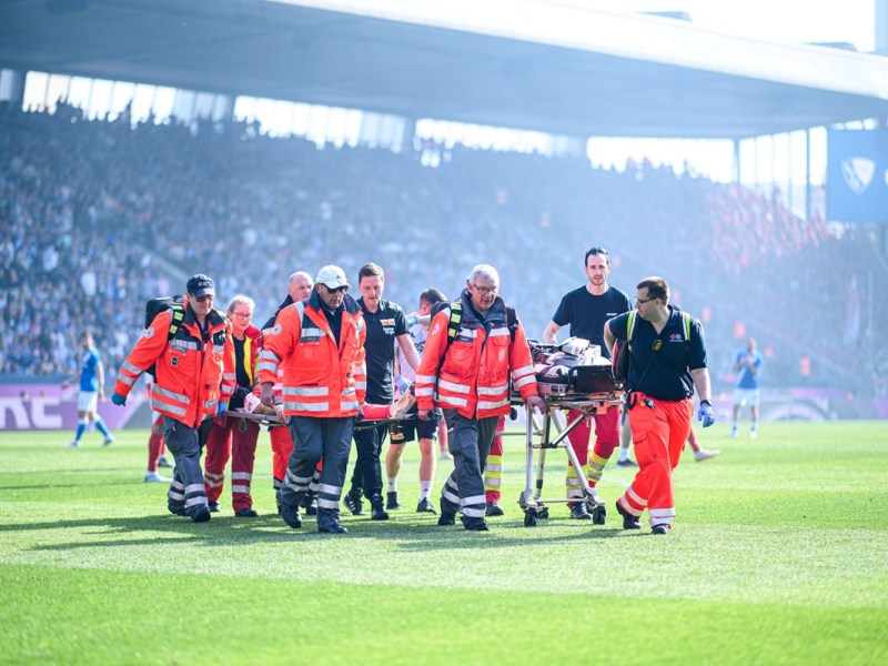 Union Berlins Spieler Diogo leite wird verletzt vom Platz getragen.
