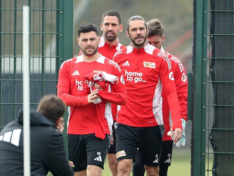 Die Spieler von Union Berlin betreten den Trainingsplatz.