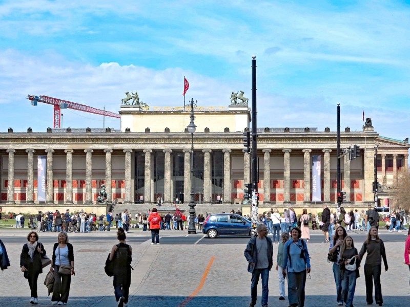 Menschen genießen auf der Museumsinsel das Wetter in Berlin und Brandenburg.