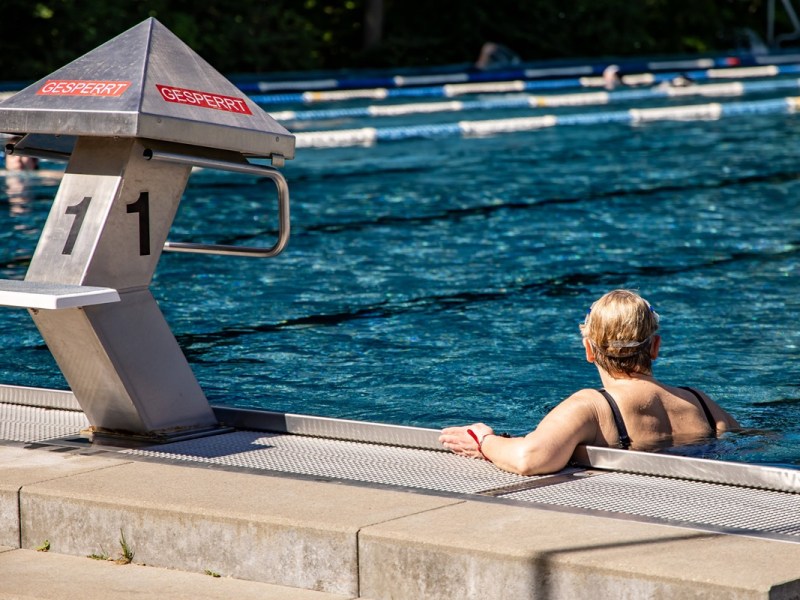 Die Bäder in Berlin sind in die Saison gestartet. Hier lehnt eine Schwimmerin im Prinzenbad am Beckenrand.