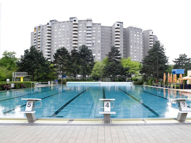 Der Blick aufs Kombibad Gropiusstadt, eines der Freibäder in Berlin.