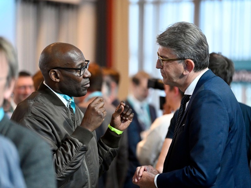 Der ehemalige Berliner Kultursenator Joe Chialo begrüßt Wolfgang Weimer.